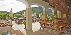 Sonnige Terrasse mit Blick auf die Burgruine Hinterhaus